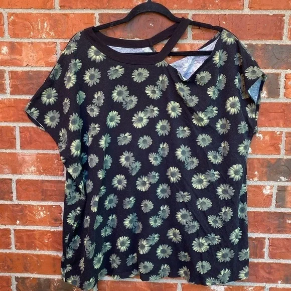 Torrid 3 Womens LoveSick Asymmetrical Cold Shoulder Tee Cotton Daisy Black - Picture 2 of 9